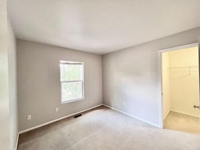 Building Photo - Beautiful 3 Bedroom 2 Bath Townhome in Nor...