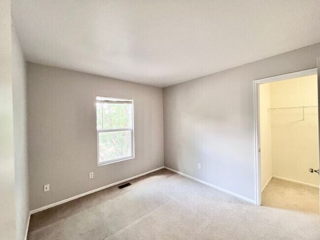 Building Photo - NEW CARPET & PAINT! Beautiful 3 Bedroom 2 ...