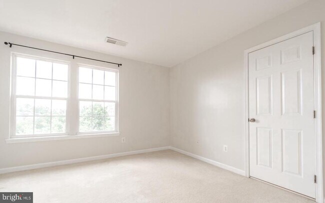 Building Photo - 42999 Edgewater St