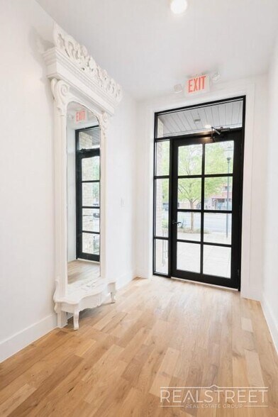 Building Photo - 4BR/2BA with In-Unit Washer & Dryer