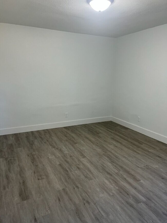 Building Photo - Spacious 3 bedroom 2 bath home with fenced...