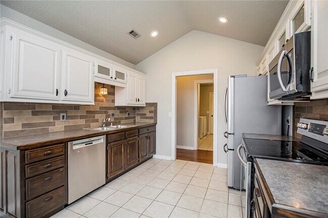 Building Photo - 2803 Foxwood Dr
