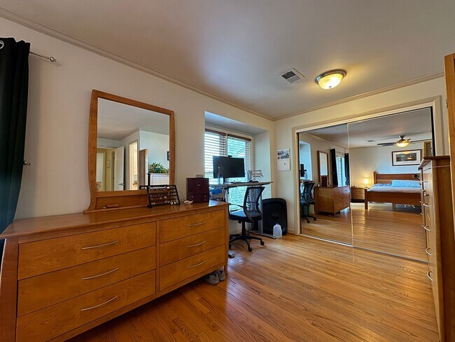 Building Photo - Refreshing 4 Bed 2/2 Bath End Unit Townhom...