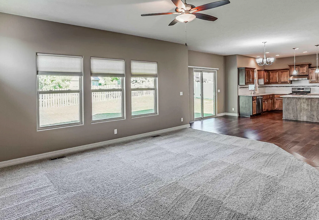 Building Photo - 5 Bedroom in Falcon Ridge!!