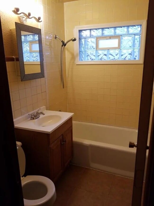 Building Photo - Charming 2-Bedroom 1 Bath Duplex!