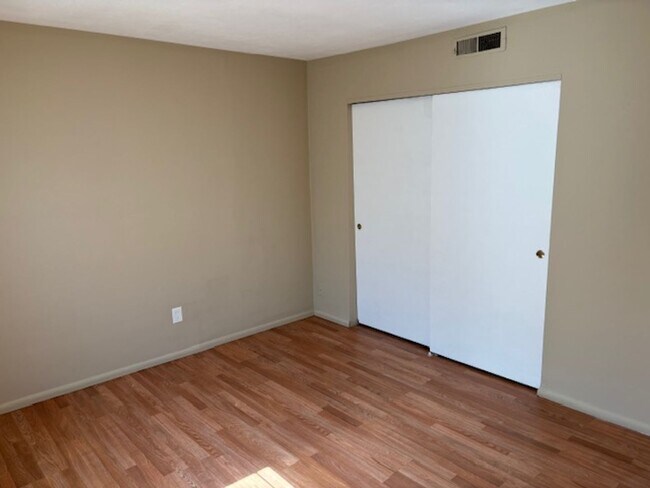 Building Photo - 104 Lee Dr