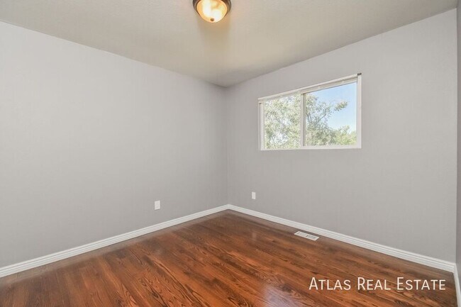 Building Photo - 524 Rowe Ln