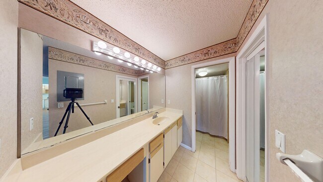 Building Photo - Spacious 2Bed/ 2Bath Condo In Indigo Point - Daytona  *Large Screened In Patio * Water Included *...