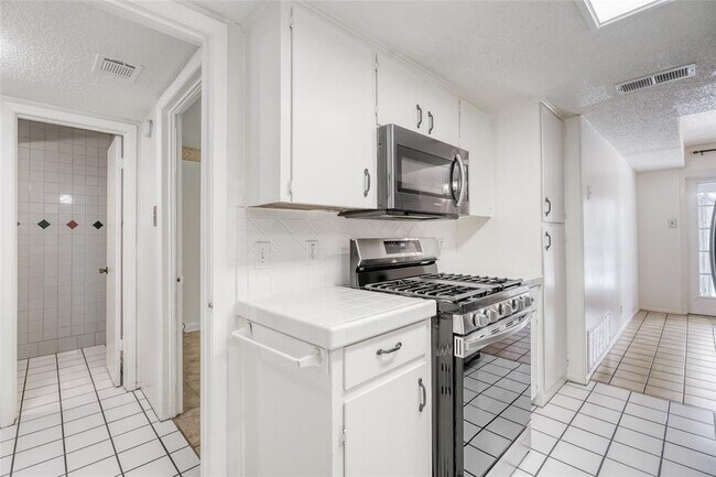 Building Photo - 6601 Skycrest Dr