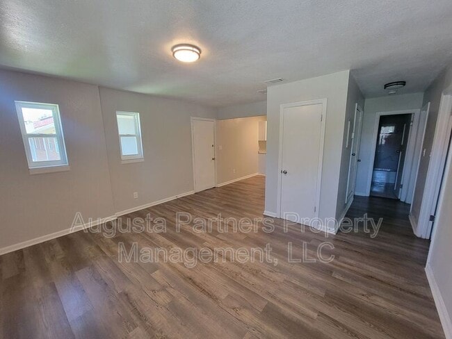 Building Photo - 112 3rd St