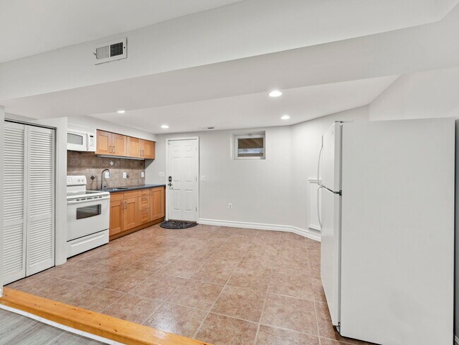 Building Photo - 1215 Otis Pl NW