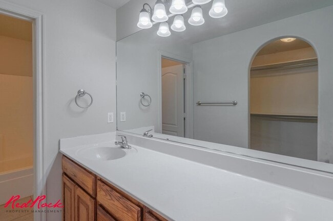 Building Photo - Fresh Carpet! Spacious 5-Bedroom Townhome
