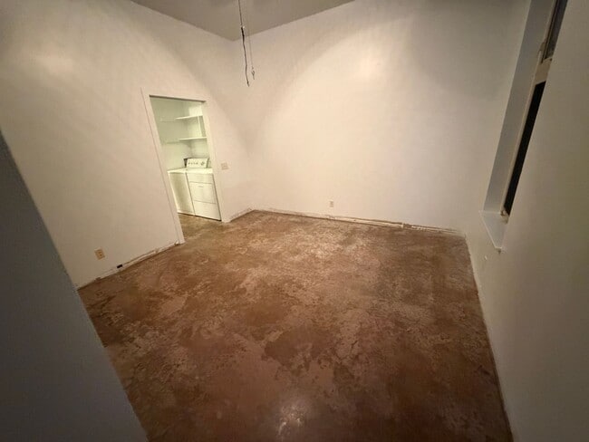 Building Photo - Modern gated 1 bedroom