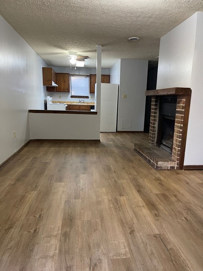 Building Photo - 2 bedroom, 1 bath duplex is located on a cul-de-sac near Cedar Shoals High School