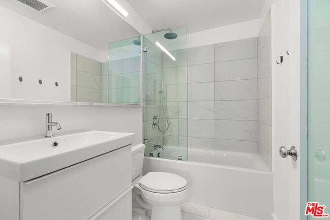 Building Photo - 558 Rose Ave