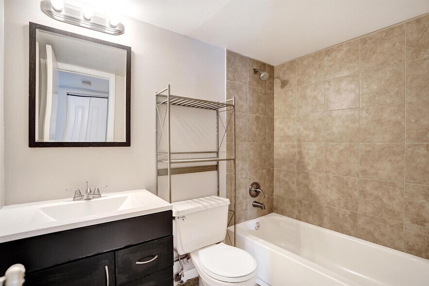 Building Photo - 10585 Royal Palm Blvd