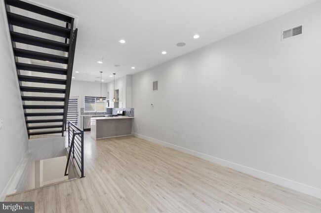 Building Photo - 1448 N Myrtlewood St