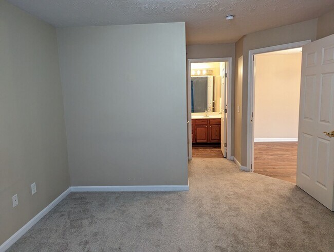 Building Photo - AVAILABLE SOON - Convenient 2 Bed/2 Full Bath Condo in Beavercreek!