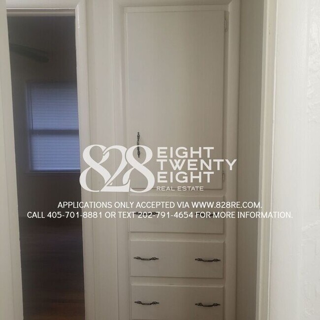 Building Photo - *AVAILABLE NOW!* 4 bed/1 Bath House with an Awesome Backyard!