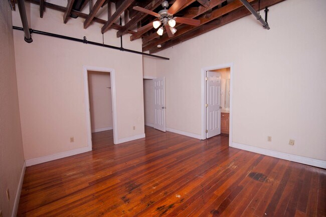 Building Photo - Market 202