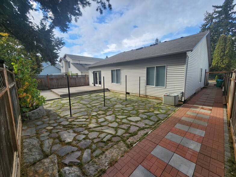 Building Photo - 14164 SE Bush St