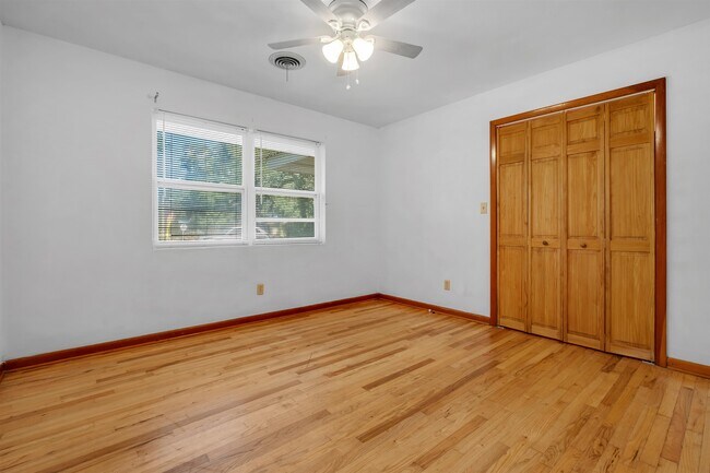 Building Photo - 123 Columbia Dr