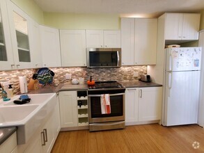 Building Photo - Beautiful Furnished 2/2 Condo in Cordova G...