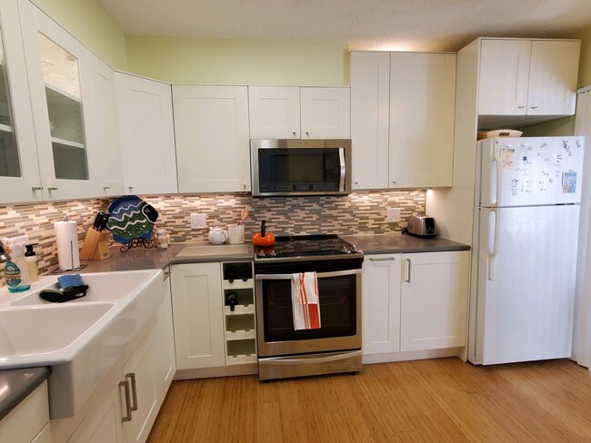 Primary Photo - Beautiful Furnished 2/2 Condo in Cordova G...