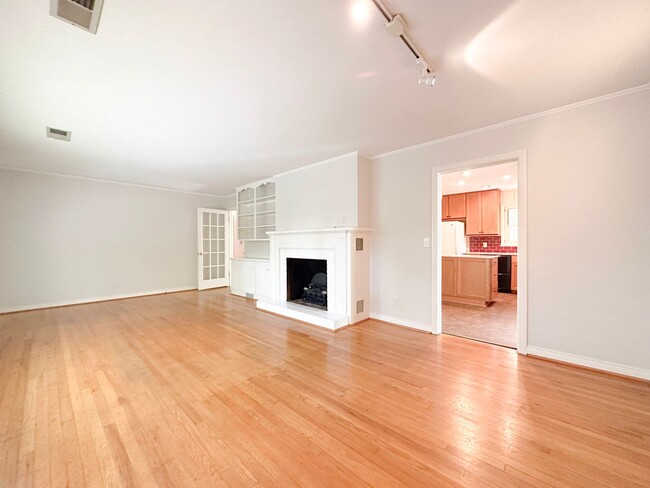 Building Photo - 3 Bedroom House: Walking Distance to Campu...
