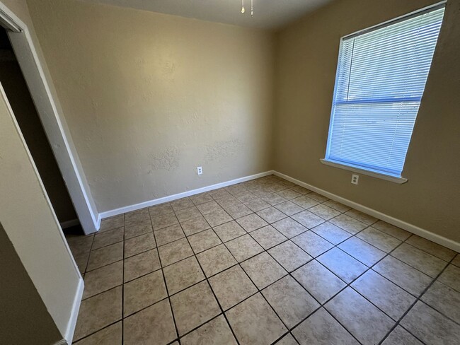 Building Photo - **Move-In Special: $400 off 1st mo **880 N...