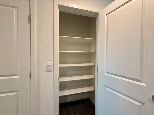 Building Photo - BRAND NEW 3 BED 2.5 BATH 2 CAR GARAGE TOWNHOUSE W/ LOFT IN CADENCE COMMUNITY