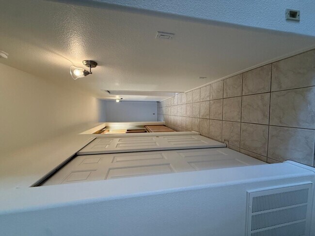 Building Photo - 45 E 9th Pl