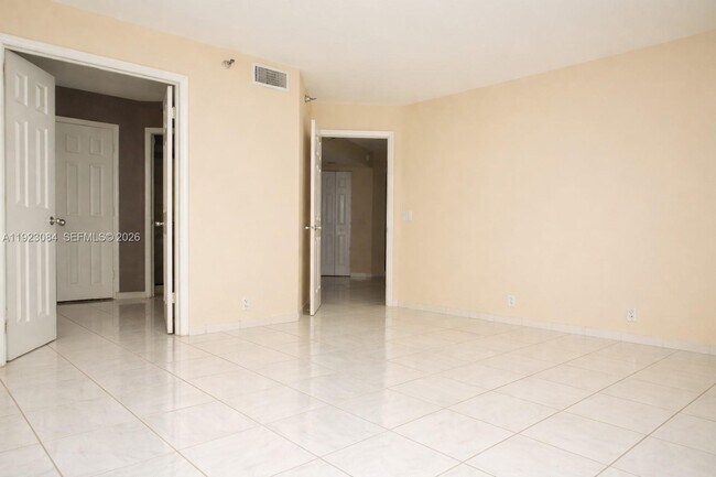 Building Photo - 3500 Mystic Pointe Dr