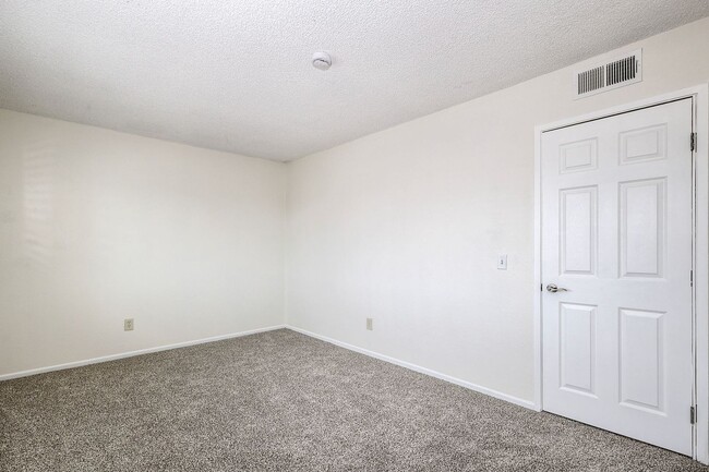 Building Photo - Santee Townhome Two Weeks FREE  2/1 Prime Location- Save on GAS! Walkable to everything!