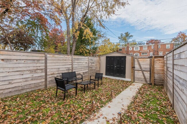 Building Photo - 3277 Montrose Ave