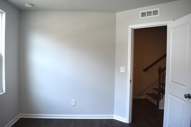 Building Photo - *PENDING!!*
