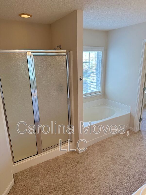 Building Photo - 4 Bay Hill Dr