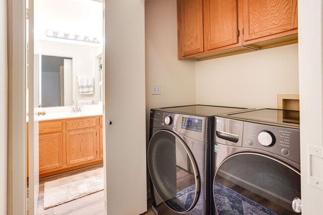 Building Photo - Gorgeous Single story home - walking dista...