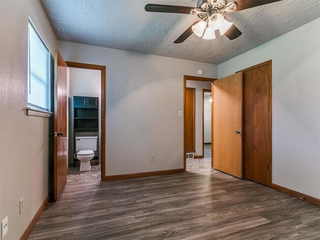 Building Photo - 212 S Mercedes Dr