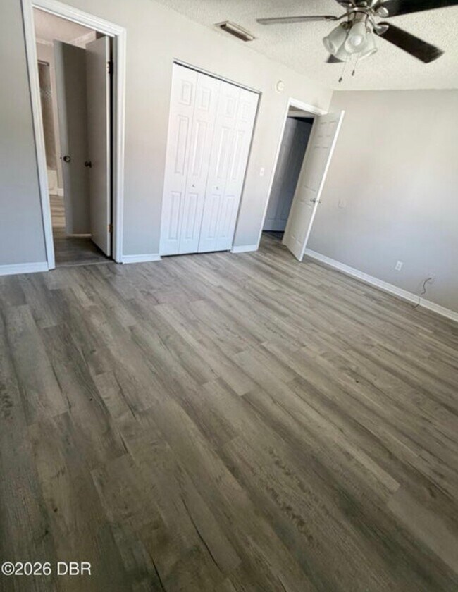 Building Photo - 2028 Oak Meadow Cir
