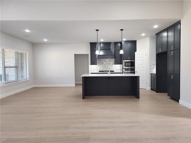 Building Photo - 2700 SW Blustery Dr