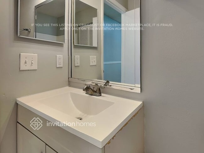 Building Photo - 5112 NW 49th Ave