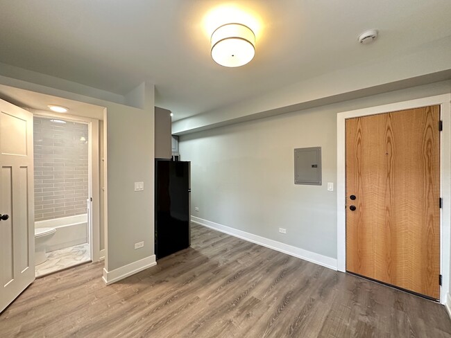 Building Photo - 508 W Belmont Ave