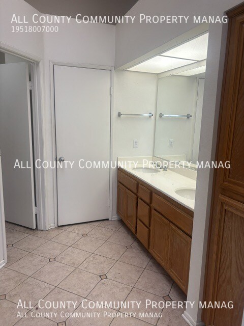 Building Photo - 1042 N Turner Ave