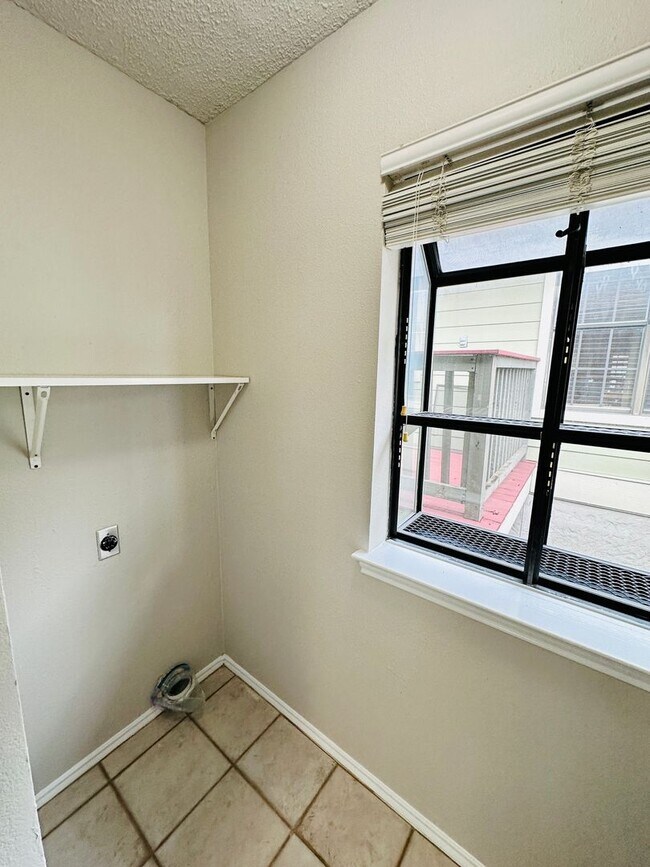 Building Photo - Charming 2BR/2BA Condo in South Congress -...