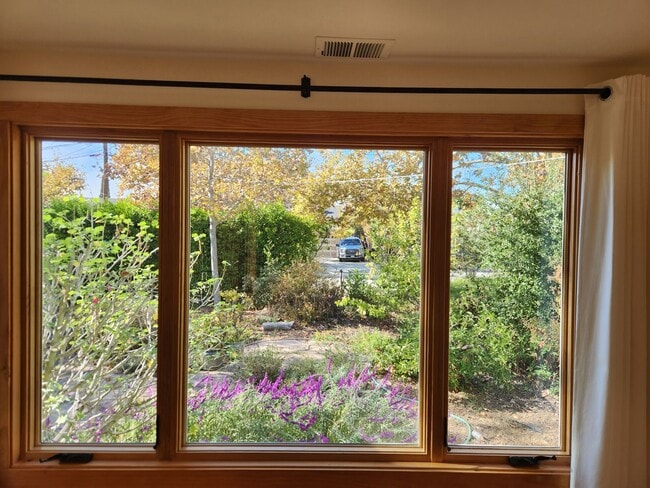 Building Photo - Two bedroom house in Redwood City