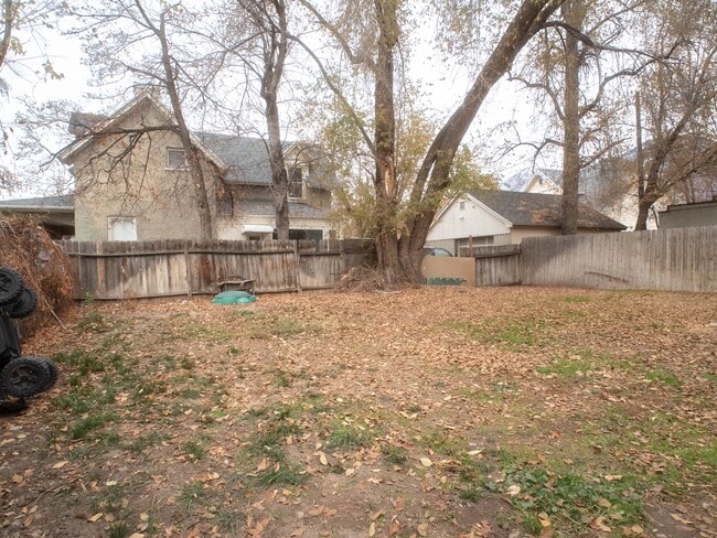 Building Photo - 382 400 S