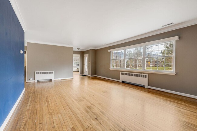 Building Photo - Bright & Inviting 2-Bedroom Home with Fenced-In Yard, Garage & Lawn Care Included