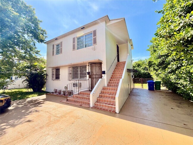 Building Photo - 3790 SW 27th St