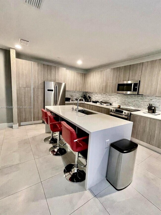 Building Photo - 6846 NW 103rd Ave